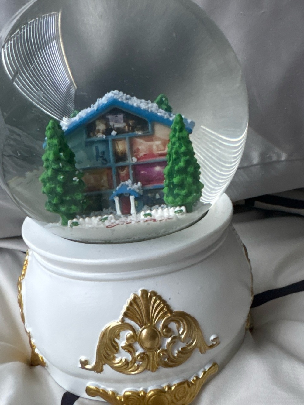 TAYLOR SWIFT LOVER HOUSE SNOWGLOBE GREAT CONDITION